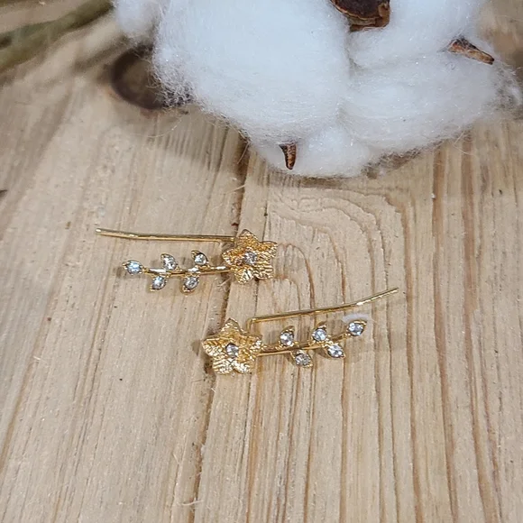 ✨️✨️NEW✨️✨️STUNNING!! FLOWER Ear Climber Earrings with Tiny CZ'S in GOLD Plating - Picture 10 of 14